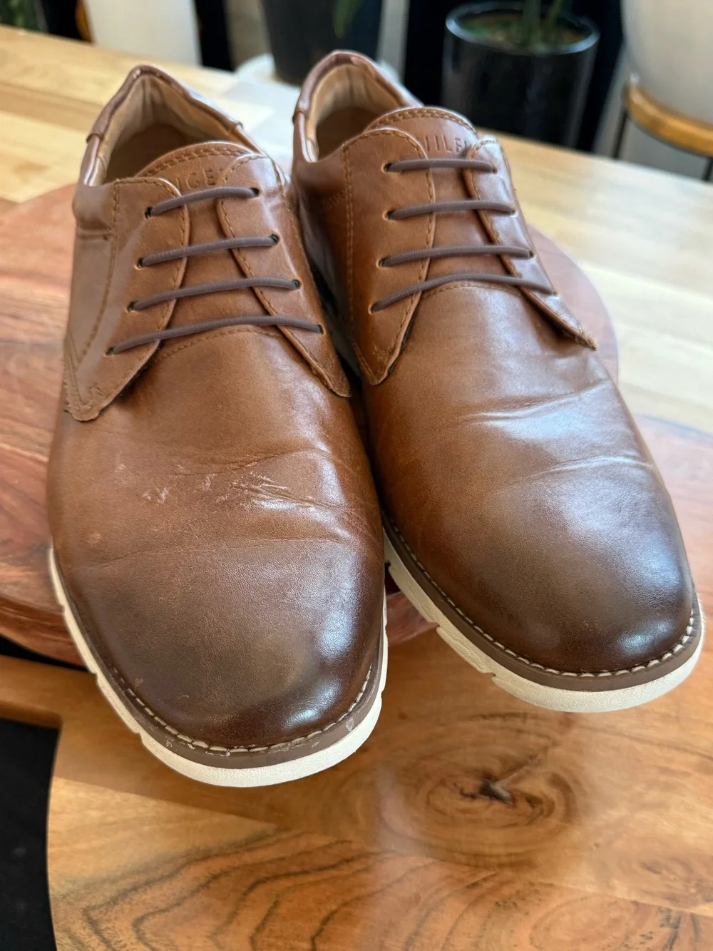 Tommy Hilfiger Brown Leather Oxford with White Sole Men’s Size 10